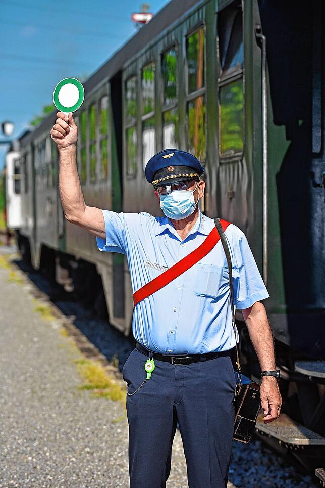 Zugführer Gerhard Willmann gibt im Bahnhof Zollhaus das grüne Signal zur Abfahrt.