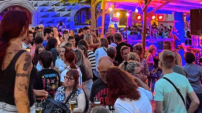 Viel war geboten zum Engener Altstadtfest. Auf dem Marktplatz war bis spät in die Nacht Stimmung grandios.