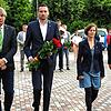 Bei der Niederlegung von Blumen an einem Mahnmal für die Gefallenen: Die Stadt Konstanz hat die Stadträte Normen Küttner und Levin ...