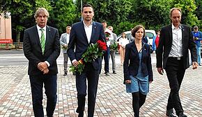 Bei der Niederlegung von Blumen an einem Mahnmal für die Gefallenen: Die Stadt Konstanz hat die Stadträte Normen Küttner und Levin ...