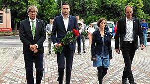 Bei der Niederlegung von Blumen an einem Mahnmal für die Gefallenen: Die Stadt Konstanz hat die Stadträte Normen Küttner und Levin ...