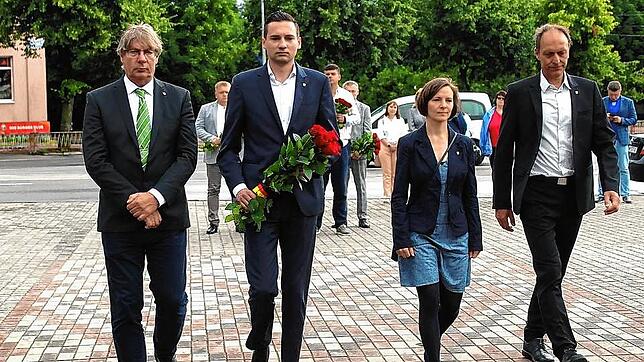 Bei der Niederlegung von Blumen an einem Mahnmal für die Gefallenen: Die Stadt Konstanz hat die Stadträte Normen Küttner und Levin ...