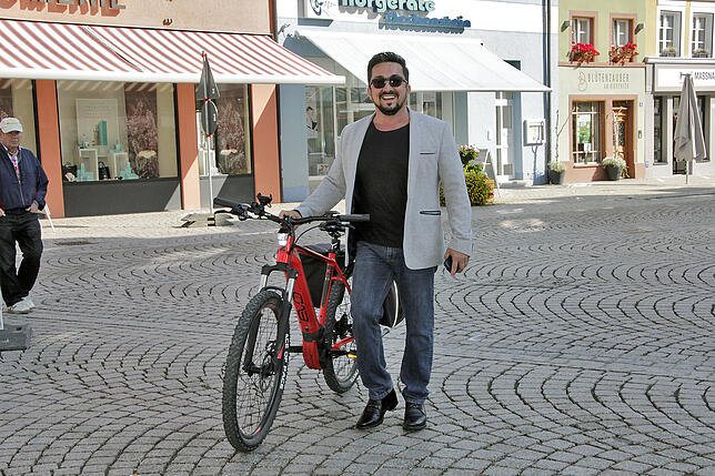 Bild 1: OB-Kandidat Cem Yazici debattiert in Villingen über Bezirkssheriffs