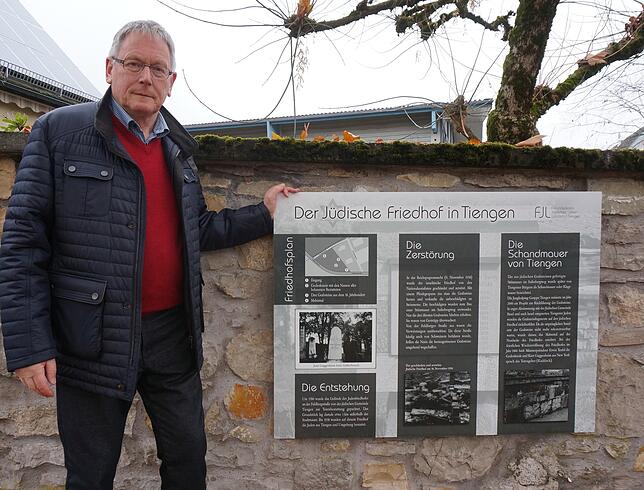 Gebhard Kaiser, Vorsitzender des Freundeskreises Jüdisches Leben in Waldshut-Tiengen, neben einer Tafeln auf dem jüdischen Friedhof in ...