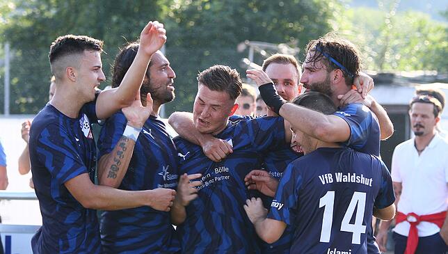 Bild 1: VfB Waldshut bezwingt den FC Tiengen 08 mit 4:0 im Derby &ndash; und wir haben Bilder!