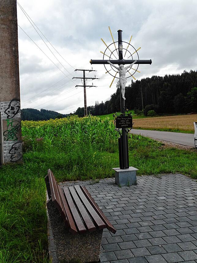Wegkreuze sind aus der Region nicht wegzudenken. Ein besonders schönes Stück steht am neuen Kreisverkehr zwischen Pfullendorf und ...