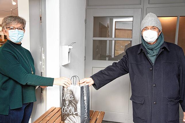 Abholung mit Termin: Vor der Ladentür von Christa Schlenker holt Werner Kaufmann die bestellte Wolle für seine Frau ab.
