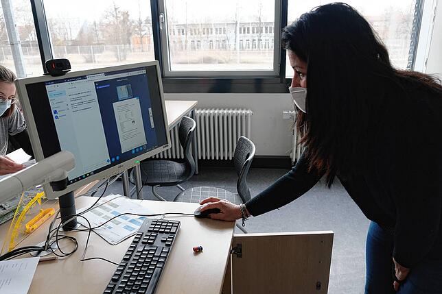 Die Anwesenheit kontrolliert Cristina Garcia sowohl im Klassenraum als auch per Bildschirm.