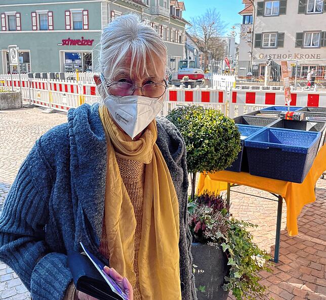 „Ich hätte da keine Probleme für mich, aber ich will keinen anderen infizieren“, sagt Kundin Irmgard Teske zum Wegfall der ...