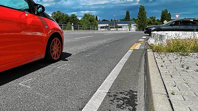 Die Markierungen von der jüngsten Unfallaufnahme sind auf der Brücke Kindlebildknoten noch zu sehen. Von rechts mündet die Rampe aus ...