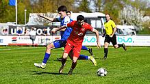 Geisingens Maximilian Moser (rot) im Zweikampf mit Da Silva vom FC Radolfzell. Auch in dieser Partie blieben die Geisinger ohne eigenes Tor.