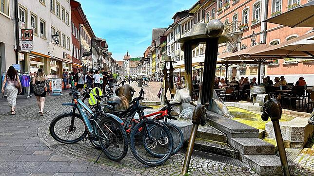 Vor den Eiscafés stapeln sich die Fahrräder am Erlebnisbrunnen in Waldshut.
