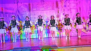 Die Burggarde Riedheim, die zum ersten Mal den bunten Abend mitgestaltete, löste mit ihrer fulminanten Tanznummer zu den Songs von Abba ...