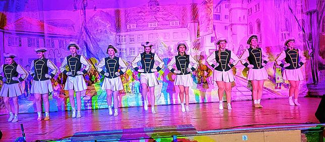 Die Burggarde Riedheim, die zum ersten Mal den bunten Abend mitgestaltete, löste mit ihrer fulminanten Tanznummer zu den Songs von Abba ...