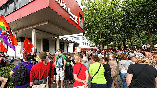 Demo gegen AfD-Veranstaltung im Milchwerk: Rund 130 Personen kommen vor dem Radolfzeller Milchwerk zusammen, um gemeinsam gegen eine ...