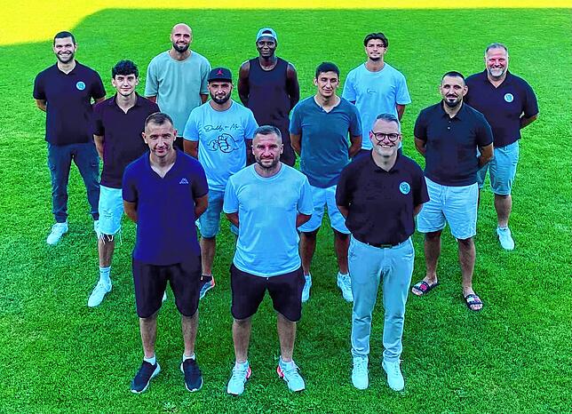 Neuzugänge des FC Bad Bellingen: Vorn, von links: Aldin Sisic, Eldar Ikanovic und Vorstand Organisation Frank Würzburger. Mitte, von ...