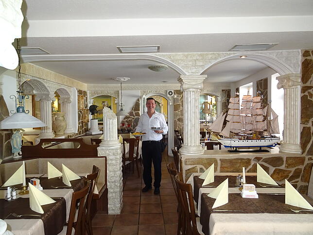 2018: "Kálli méra" heißt es hier, seitdem aus dem "Hecht" das griechische Restaurant Odysseus wurde. Wirt ist Nikolaos Diamantis. Er ...