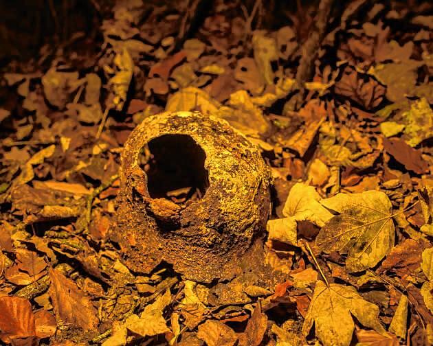 Ein verrosteter und durchlöcherter deutscher Stahlhelm, der aus dem Zugang zum Tunnel geborgen wurde.