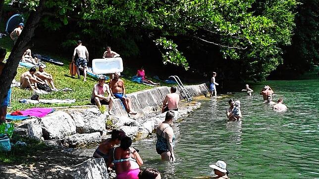 Am Hertener Loch tummelten sich am Wochenende besonders viele Badehungrige, um ein erfrischendes Bad in den Fluten des Rheins zu nehmen.