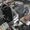 Von der Überwachungskamera aufgenommen: Der Räuber am Donnerstagabend im Shop der Avia-Tankstelle in Egnach.