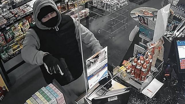 Von der Überwachungskamera aufgenommen: Der Räuber am Donnerstagabend im Shop der Avia-Tankstelle in Egnach.