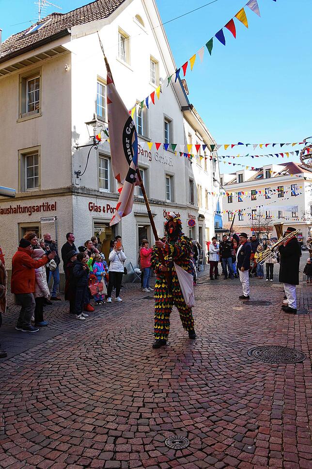 Fahnenträger Sebastian Laier führt den Umzug an.
