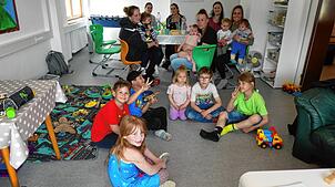 Sie kommen gerne mit ihren Kindern zum Familientreff im Blumberger Jugendhaus, hinten von links Manuela Burkart, Irina Zollinger, ...