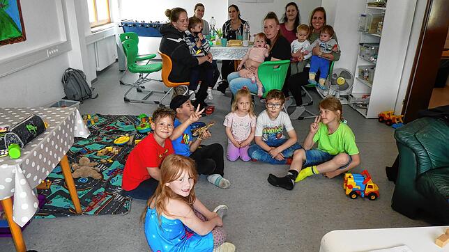 Sie kommen gerne mit ihren Kindern zum Familientreff im Blumberger Jugendhaus, hinten von links Manuela Burkart, Irina Zollinger, ...