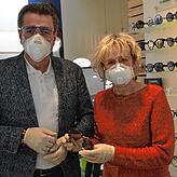 Annette und Werner Graetsch setzen ihre Masken auf, wenn sie den Kunden beim Brillenanpassen näher kommen müssen.