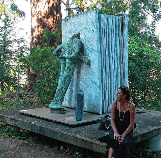 Faszinierend: Eine Besucherin vor der Skulptur „Literatur Opfer“ von Kurt Metzler.