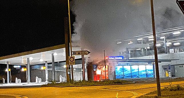 Der freistehende Bankomat der Raiffeisenbank in Mellingen wurde Anfang September in Brand gesetzt.