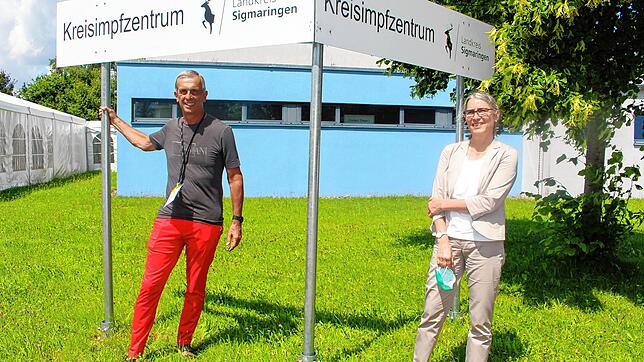 Dr. Franz Konrad und Gesundheitsamtsleiterin Susanne Haag-Milz ist es ein Anliegen, dass sich weiterhin Menschen im Kreisimpfzentrum in ...