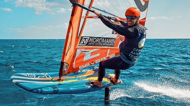 Windfoil-Surf-Weltmeister Sebastian Kördel schwebt mit seinem Brett geradezu über dem Wasser.