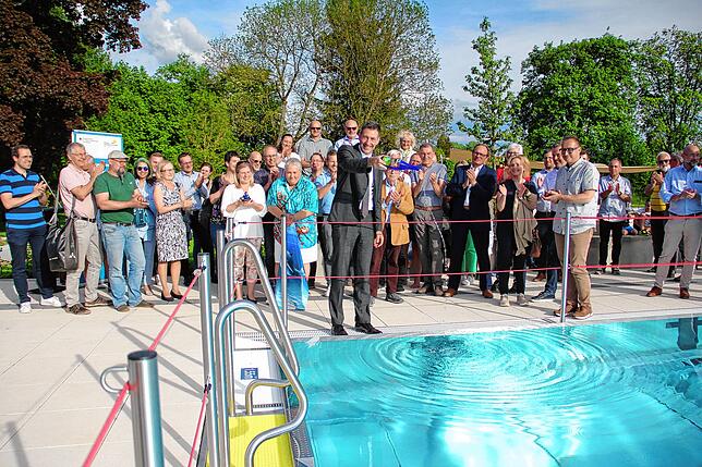 Symbolhafte Geste bei der offiziellen Eröffnung. Oberbürgermeister Erik Pauly tauft das neue Parkschwimmbad mit echtem Donauquell-Wasser.