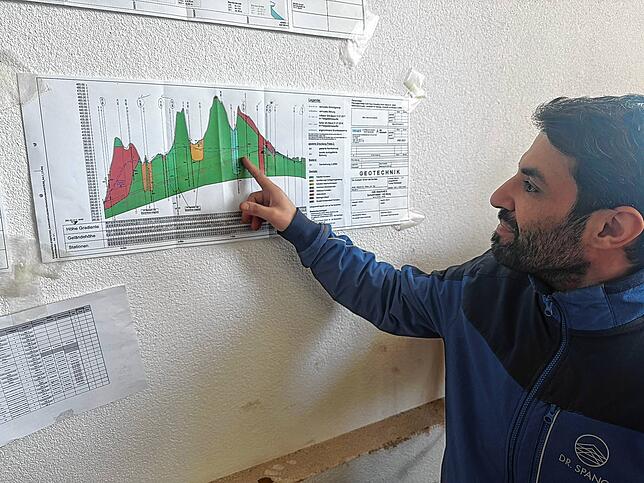 Geologe Kifah Olba zeigt an einem Plan, wo im Verlauf des Tunnels Probebohrungen gemacht werden.