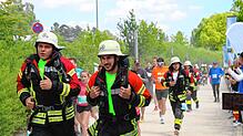 Vier Kilometer in voller Montur: die Überlinger Wehrleute beim Benefizlauf.