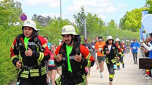 Vier Kilometer in voller Montur: die Überlinger Wehrleute beim Benefizlauf.