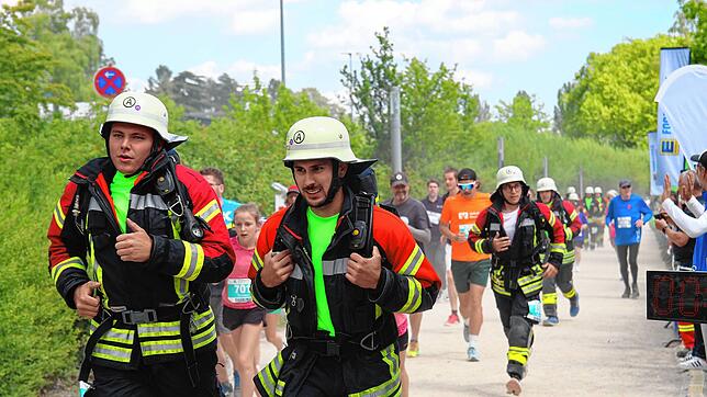 Vier Kilometer in voller Montur: die Überlinger Wehrleute beim Benefizlauf.