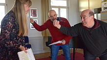 Voller Körpereinsatz bei den Proben für "Den Zauberer von Oss" (von links): Paula Stützenberger, Guntram Kirchner und Wilfried Klöck.