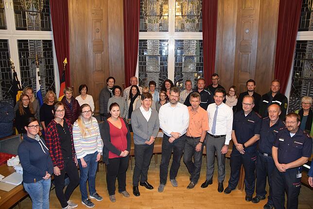 Dutzende Teilnehmer stellen sich nach einer gemeinsamen Katastrophenschutzübung mit dem Landkreis. im Rathaus Donaueschingen zum ...