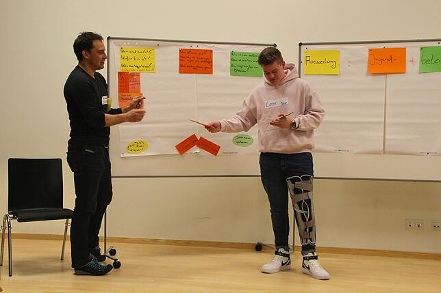 Michael Friedrich-Gaire (links) und Leon tragen die Ergebnisse des Workshops an Pinnwänden zusammen.