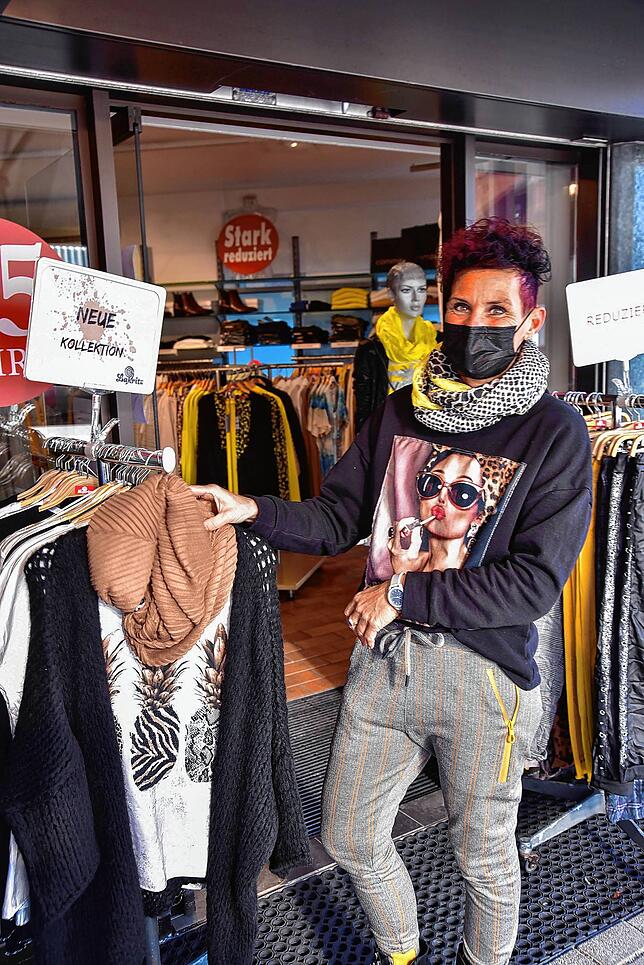 Regine Haas vom „Lakritz“ hat am Montag die neue Ware vor der Türe postiert, als optisches Signal, dass die Boutique wieder ...
