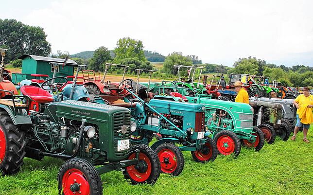 Der Aufmarsch vieler Traktoren und Schlepper fand beim Bohlinger Feldtag großes Interesse bei den Besuchern.