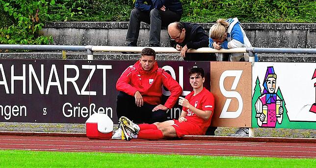 Verletzt: Domenik Merdita wartet auf den Notarzt. Der zuletzt stark spielende Stürmer des FC Tiengen 08 musste mit Verdacht auf ...