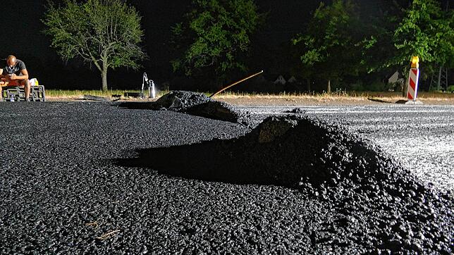 Am Tag &ndash; vielmehr der Nacht &ndash; des Besuchs wurde auf die Bundesstraße 34 Asphaltbinder aufgebracht.