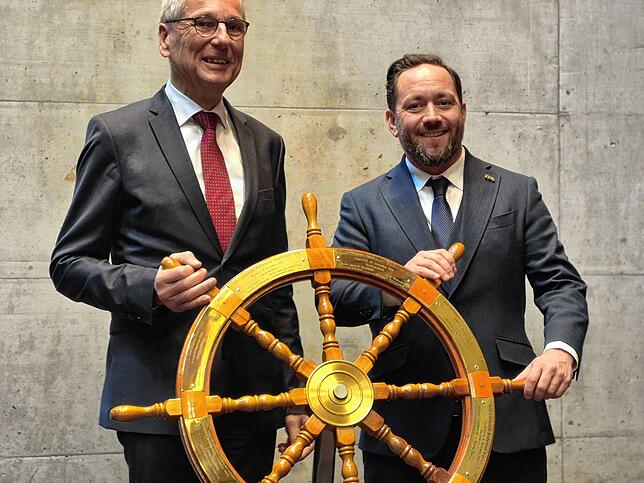 Der Innerrhoder Landammann Roland Inauen (links) überreicht symbolisch das Steuerrad der Internationalen Bodensee-Konferenz an den ...