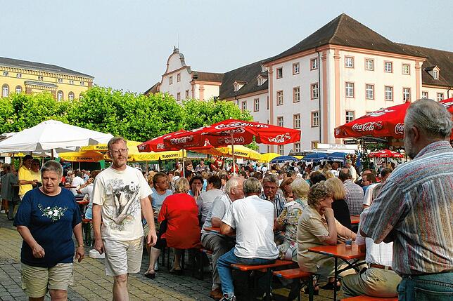 (Archivbild) Erinnern Sie sich noch? Das Petershauser Stadtteilfest auf dem Benediktinerplatz, hier ein Bild aus dem Jahr 2003, war ...