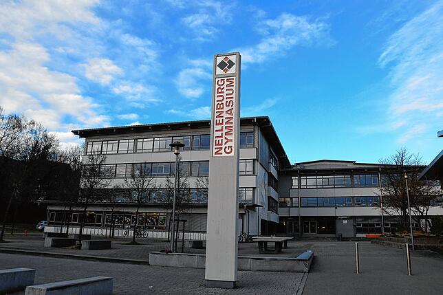 Ein Lehrer und vier bis fünf Schüler des Nellenburg-Gymnasiums fehlten gestern laut Informationen des Sekretariats, weil sie sich in ...