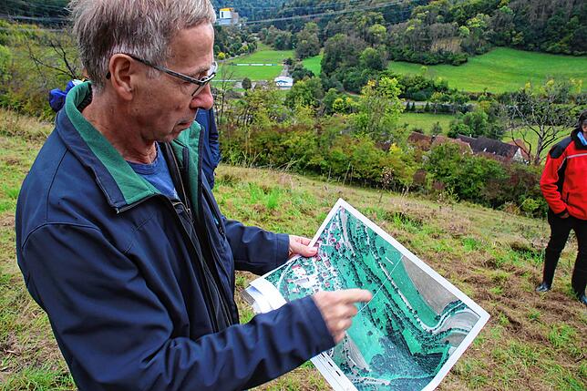 Verpächter Herrmann Hamburger erläutert Topografie und Lage der Kirchhalde oberhalb von Weizen, die nun von Landwirtsfamilie Büche aus ...