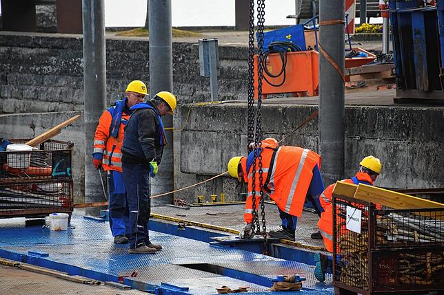 Bild 7: Bilder vom Zusammenbau einer Bohrplattform im Bodmaner Hafen